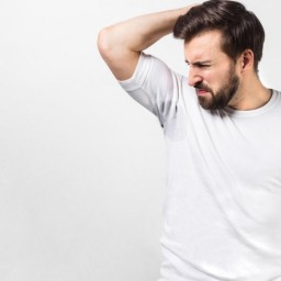 چگونه بوی عرق لباس را بدون شستن از بین ببریم