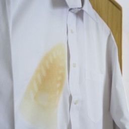 چگونه لکه سوختگی اتو را از روی لباس پاک کنیم