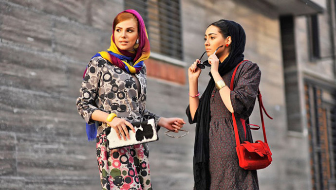 با مانتو های تیره چه شال هایی ست کنیم | با مانتوی مشکی چه رنگ شالی بپوشیم؟