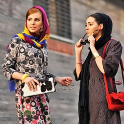 با مانتو های تیره چه شال هایی ست کنیم | با مانتوی مشکی چه رنگ شالی بپوشیم؟